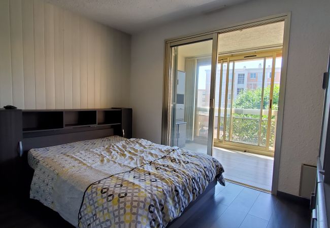 Apartamento en Fréjus - Fréjus Plage, Le MINERVA, 2 habitaciones, a 450 m de las playas, balcón cerrado de 14 m2, aparcamiento privado , entorno arbolado