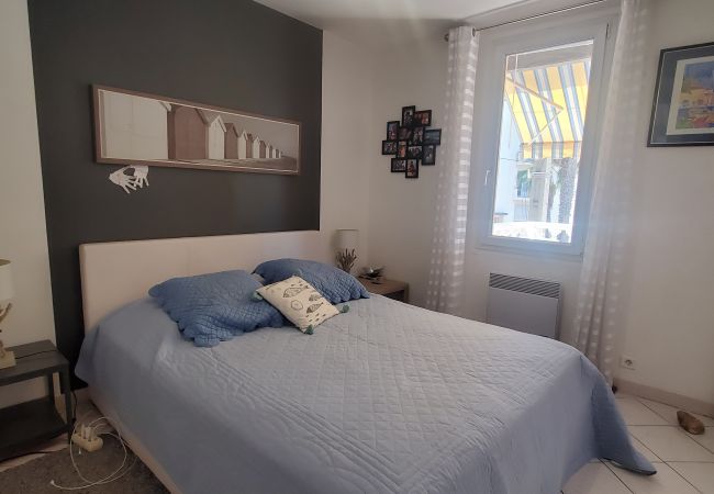 Apartamento en Fréjus - Vista al mar y a 50 m de las playas, apartamento de 3 habitaciones en el 1er piso de una villa, con aire acondicionado y una hermosa terraza para 4 personas privilegiadas