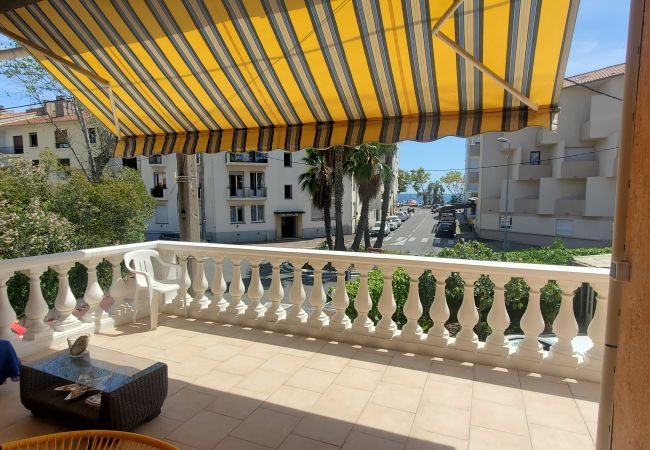 Apartamento en Fréjus - Vista al mar y a 50 m de las playas, apartamento de 3 habitaciones en el 1er piso de una villa, con aire acondicionado y una hermosa terraza para 4 personas privilegiadas