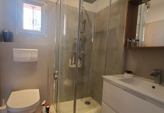 Apartamento en Fréjus - Vista al mar y a 50 m de las playas, apartamento de 3 habitaciones en el 1er piso de una villa, con aire acondicionado y una hermosa terraza para 4 personas privilegiadas Apartamento en Fréjus - Vista al mar y a 50 m de las playas, apartamento de 3 habitaciones en el 1er piso de una villa, con aire acondicionado y una hermosa terraza para 4 personas privilegiadas