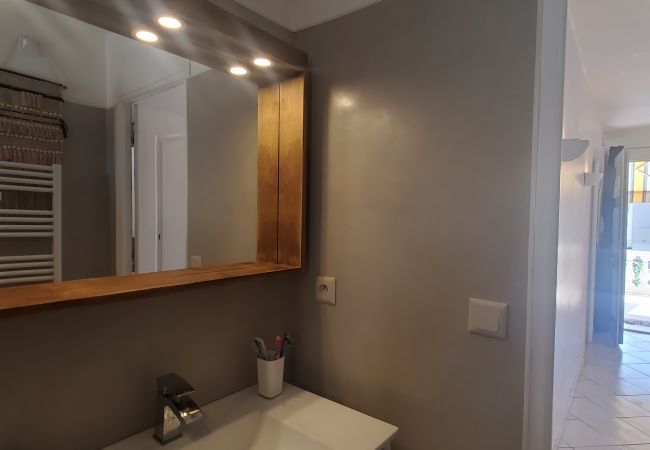 Apartamento en Fréjus - Vista al mar y a 50 m de las playas, apartamento de 3 habitaciones en el 1er piso de una villa, con aire acondicionado y una hermosa terraza para 4 personas privilegiadas Apartamento en Fréjus - Vista al mar y a 50 m de las playas, apartamento de 3 habitaciones en el 1er piso de una villa, con aire acondicionado y una hermosa terraza para 4 personas privilegiadas