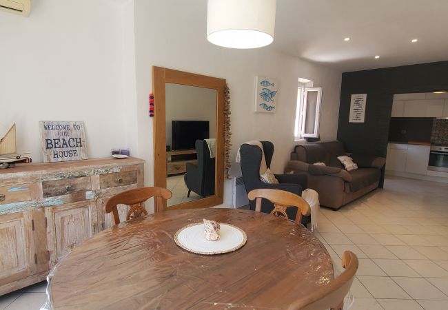 Apartamento en Fréjus - Vista al mar y a 50 m de las playas, apartamento de 3 habitaciones en el 1er piso de una villa, con aire acondicionado y una hermosa terraza para 4 personas privilegiadas Apartamento en Fréjus - Vista al mar y a 50 m de las playas, apartamento de 3 habitaciones en el 1er piso de una villa, con aire acondicionado y una hermosa terraza para 4 personas privilegiadas