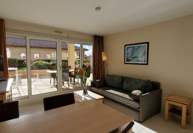 Apartamento en Fréjus - Port-Fréjus, Cap Hermès, 2/3 habitaciones de 50 m2, 6 camas, piscina, aire acondicionado, aparcamiento, acceso directo a la playa, gran terraza de 50 m2 para una agradable estancia al sol, relajación y ocio.