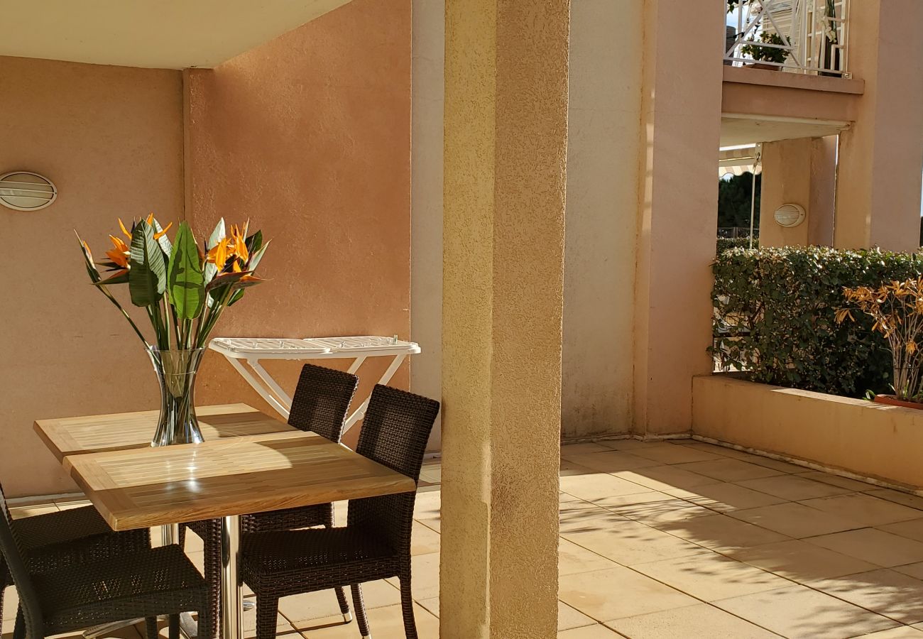 Apartamento en Fréjus - Port-Fréjus, Cap Hermès, 2/3 habitaciones de 50 m2, WIFI,6 camas, piscina, aire acondicionado, aparcamiento, acceso directo a la playa, gran terraza de 50 m2 para una agradable estancia al sol, relajación y ocio.