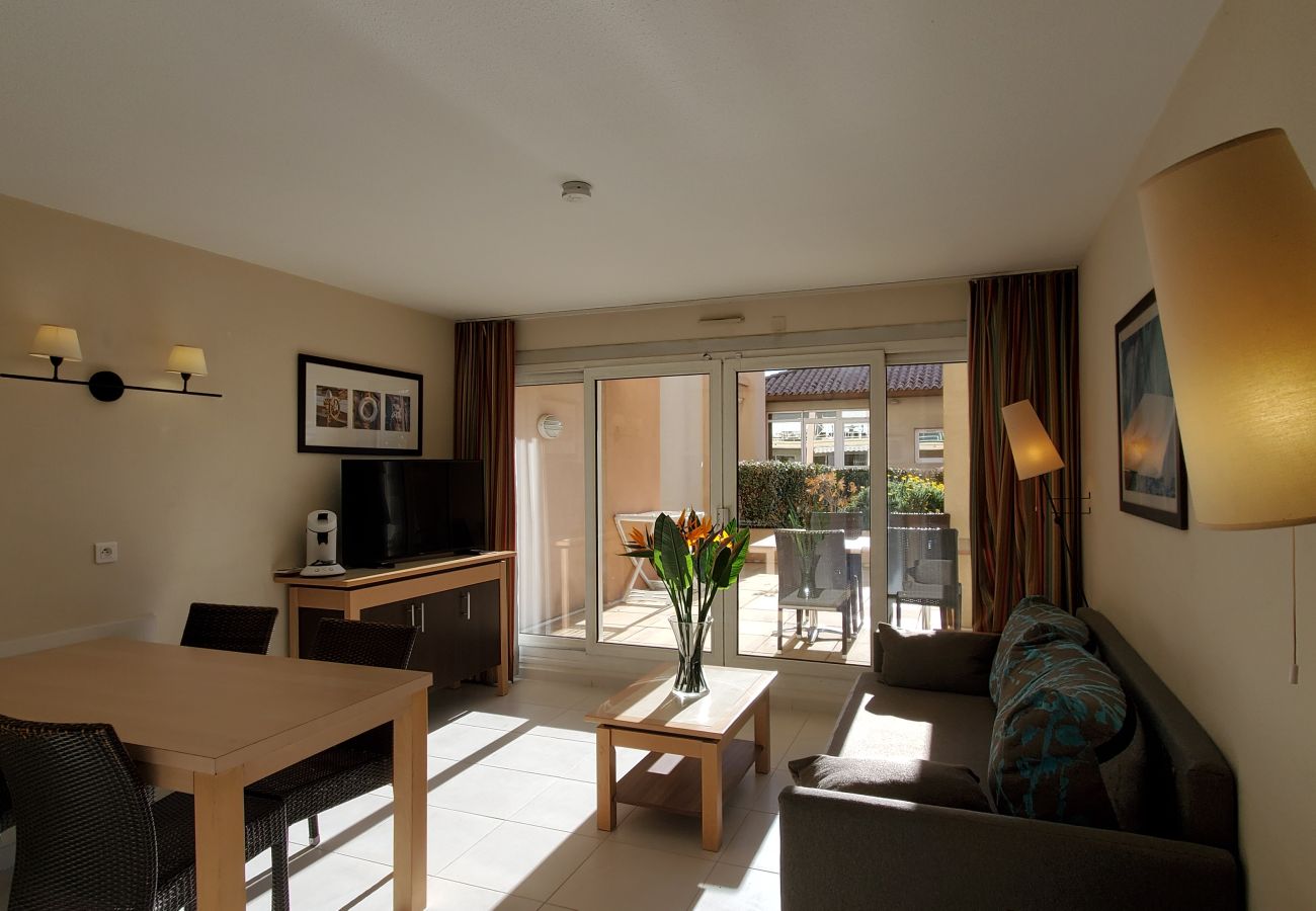 Apartamento en Fréjus - Port-Fréjus, Cap Hermès, 2/3 habitaciones de 50 m2, WIFI,6 camas, piscina, aire acondicionado, aparcamiento, acceso directo a la playa, gran terraza de 50 m2 para una agradable estancia al sol, relajación y ocio.