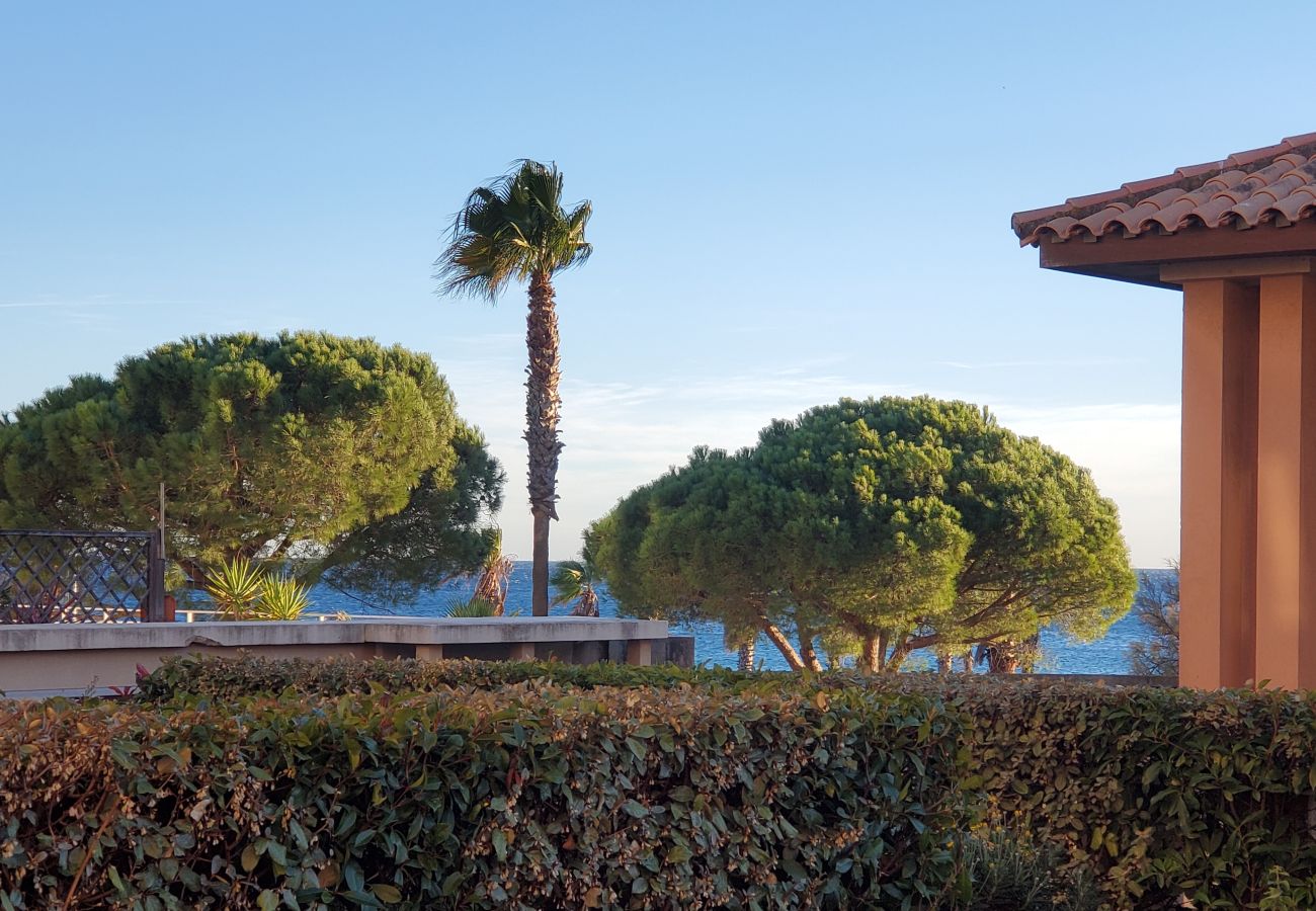 Apartamento en Fréjus - Port-Fréjus, Cap Hermès, 2/3 habitaciones de 50 m2, WIFI,6 camas, piscina, aire acondicionado, aparcamiento, acceso directo a la playa, gran terraza de 50 m2 para una agradable estancia al sol, relajación y ocio.