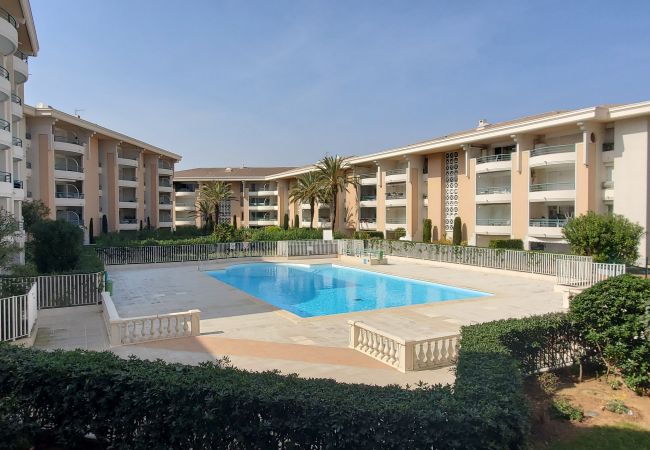 Apartamento en Fréjus - Port-Fréjus, Cesaree Borghèse, 2/3 habitaciones 52m2, 4 camas, piscina, aire acondicionado, aparcamiento, acceso cercano a la playa, gran balcón para una estancia agradable al sol, relax y ocio