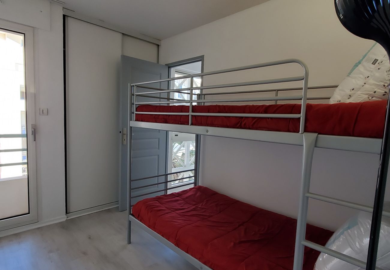 Apartamento en Fréjus - Port-Fréjus, Cesaree Borghèse, 2/3 habitaciones 52m2, 4 camas, piscina, aire acondicionado, aparcamiento, acceso cercano a la playa, gran balcón para una estancia agradable al sol, relax y ocio