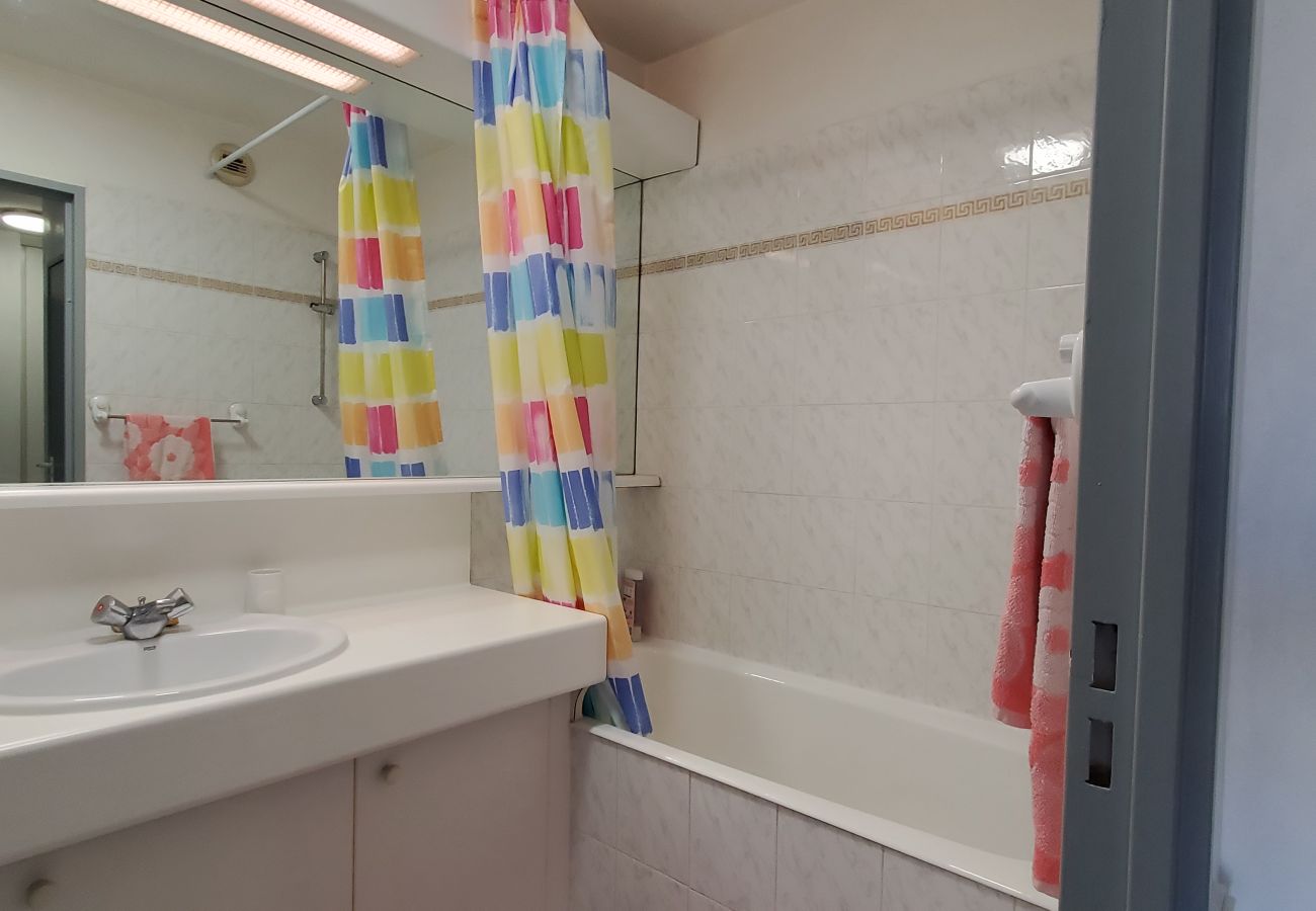 Apartamento en Fréjus - Port-Fréjus, Cesaree Borghèse, 2/3 habitaciones 52m2, 4 camas, piscina, aire acondicionado, aparcamiento, acceso cercano a la playa, gran balcón para una estancia agradable al sol, relax y ocio