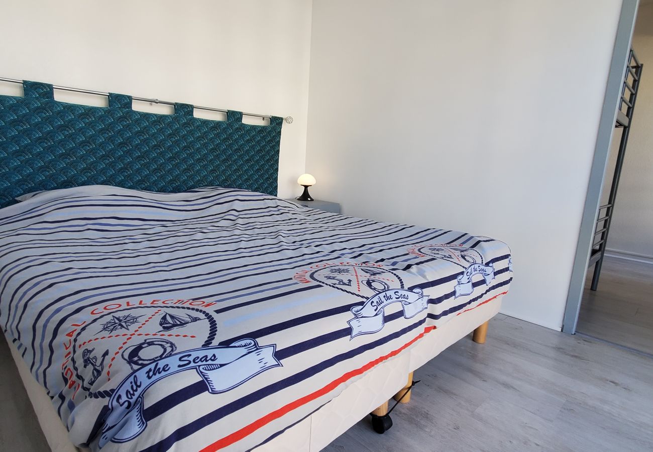 Apartamento en Fréjus - Port-Fréjus, Cesaree Borghèse, 2/3 habitaciones 52m2, 4 camas, piscina, aire acondicionado, aparcamiento, acceso cercano a la playa, gran balcón para una estancia agradable al sol, relax y ocio