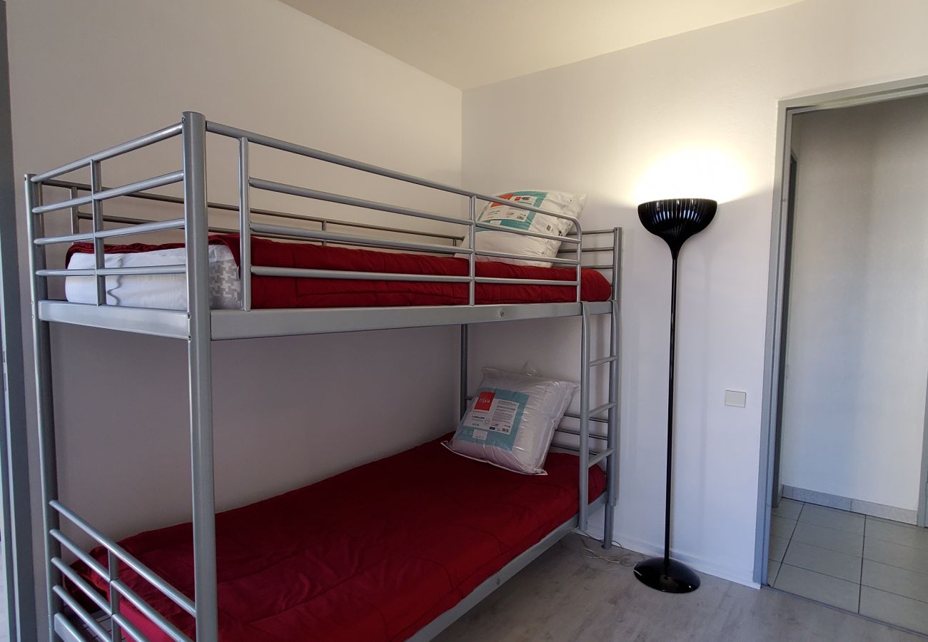 Apartamento en Fréjus - Port-Fréjus, Cesaree Borghèse, 2/3 habitaciones 52m2, 4 camas, piscina, aire acondicionado, aparcamiento, acceso cercano a la playa, gran balcón para una estancia agradable al sol, relax y ocio
