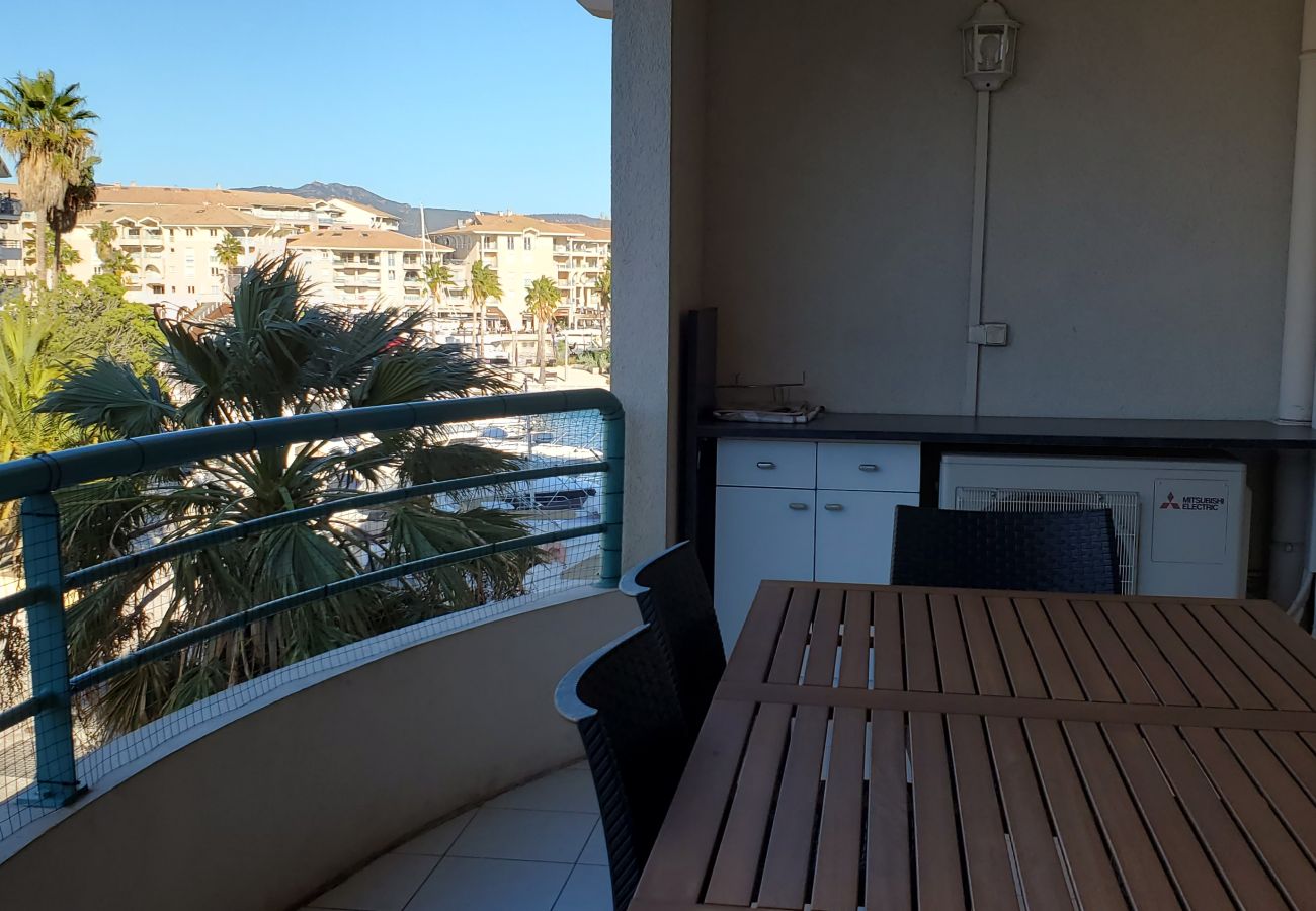 Apartamento en Fréjus - Port-Fréjus, Cesaree Borghèse, 2/3 habitaciones 52m2, 4 camas, piscina, aire acondicionado, aparcamiento, acceso cercano a la playa, gran balcón para una estancia agradable al sol, relax y ocio