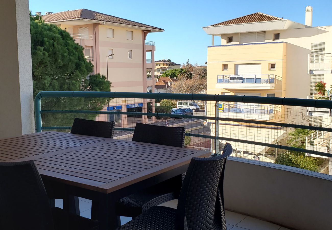 Apartamento en Fréjus - Port-Fréjus, Cesaree Borghèse, 2/3 habitaciones 52m2, 4 camas, piscina, aire acondicionado, aparcamiento, acceso cercano a la playa, gran balcón para una estancia agradable al sol, relax y ocio