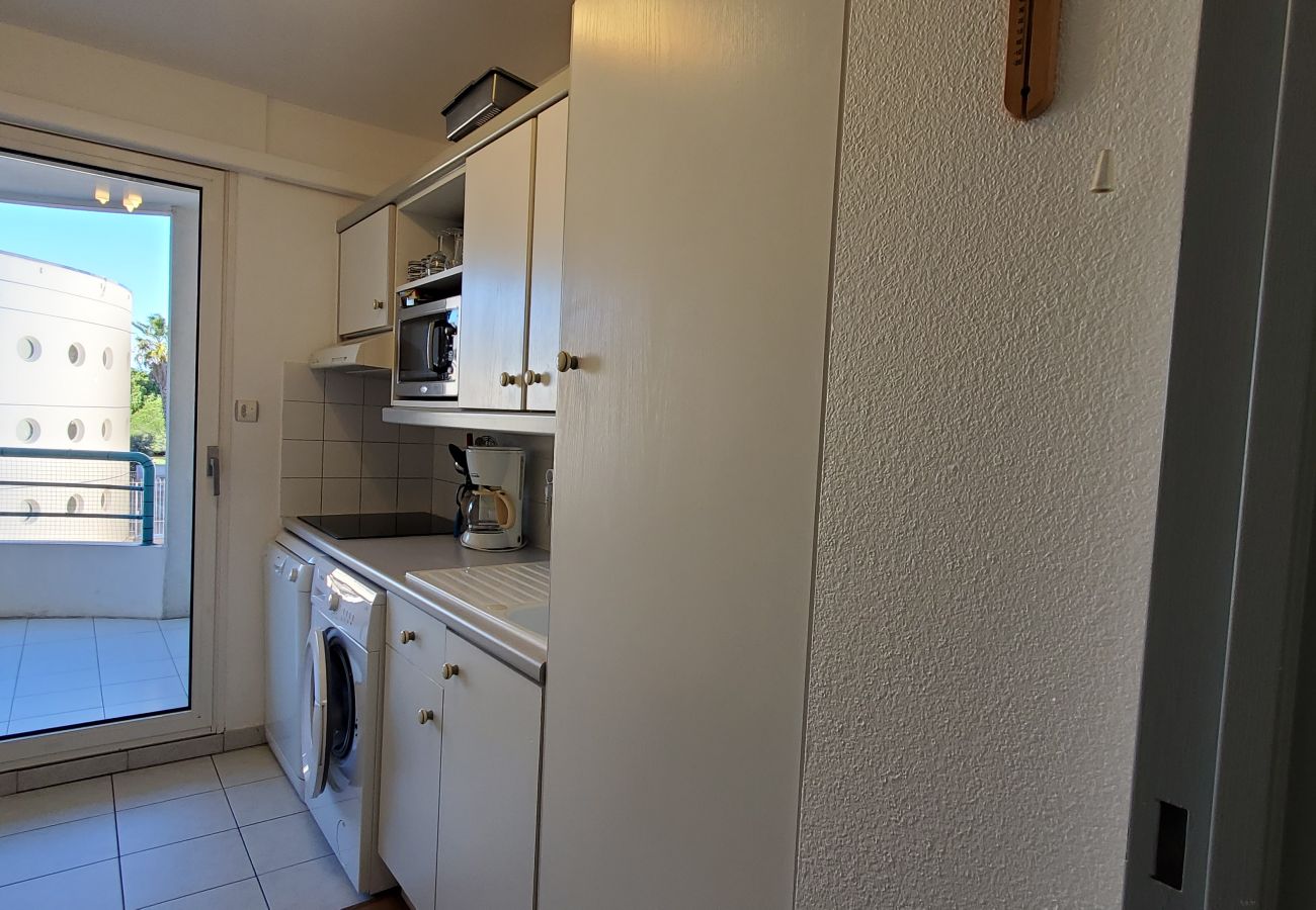Apartamento en Fréjus - Port-Fréjus, Cesaree Borghèse, 2/3 habitaciones 52m2, 4 camas, piscina, aire acondicionado, aparcamiento, acceso cercano a la playa, gran balcón para una estancia agradable al sol, relax y ocio