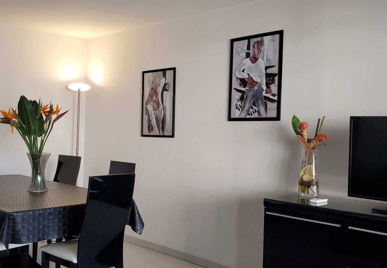 Apartamento en Fréjus - Port-Fréjus, Cesaree Borghèse, 2/3 habitaciones 52m2, 4 camas, piscina, aire acondicionado, aparcamiento, acceso cercano a la playa, gran balcón para una estancia agradable al sol, relax y ocio