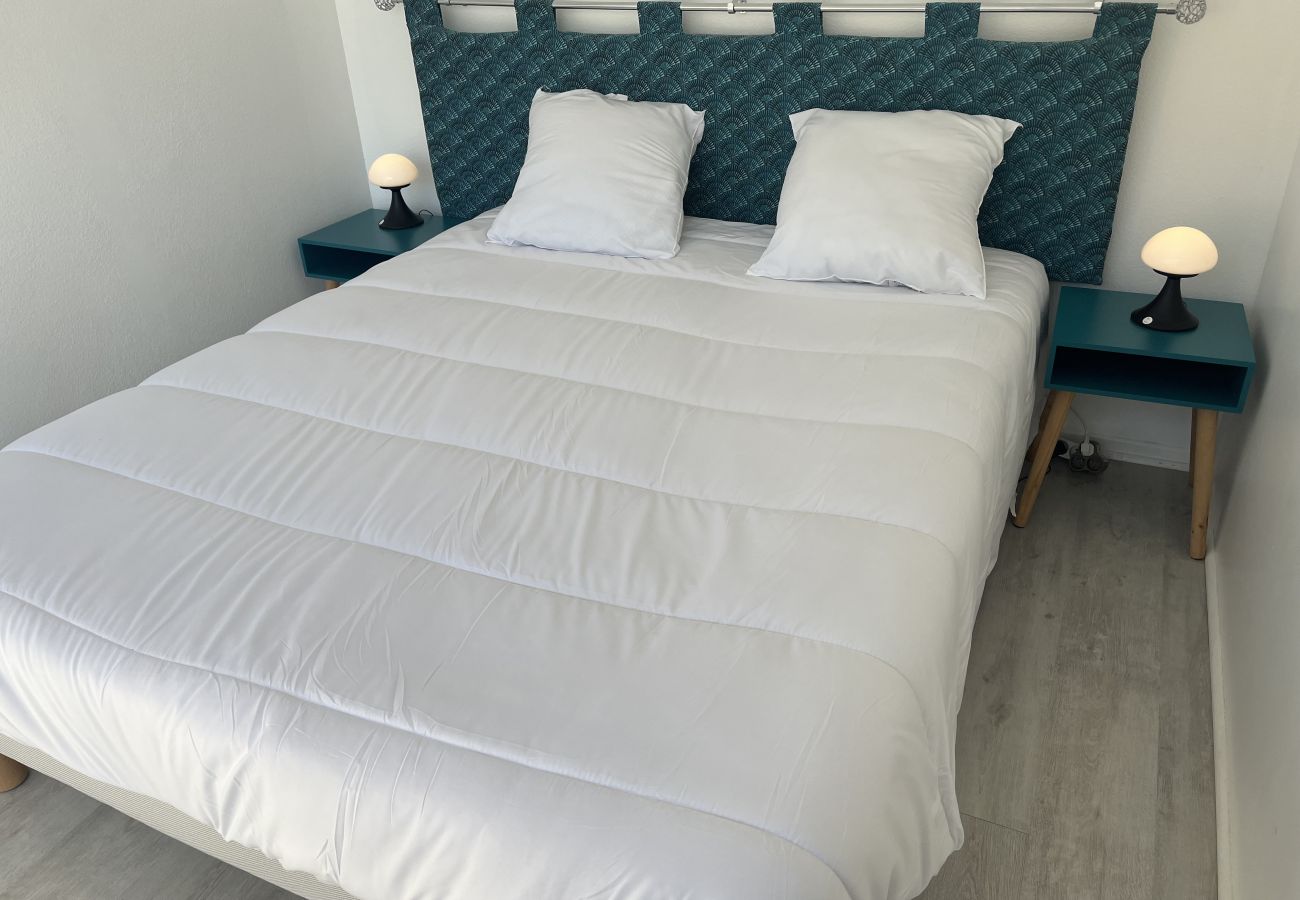 Apartamento en Fréjus - Port-Fréjus, Cesaree Borghèse, 2/3 habitaciones 52m2, 4 camas, piscina, aire acondicionado, aparcamiento, acceso cercano a la playa, gran balcón para una estancia agradable al sol, relax y ocio