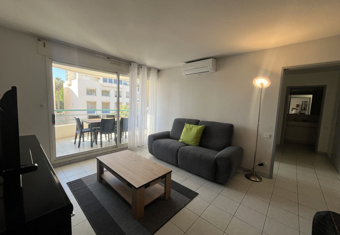 Apartamento en Fréjus - Port-Fréjus, Cesaree Borghèse, 2/3 habitaciones 52m2, 4 camas, piscina, aire acondicionado, aparcamiento, acceso cercano a la playa, gran balcón para una estancia agradable al sol, relax y ocio