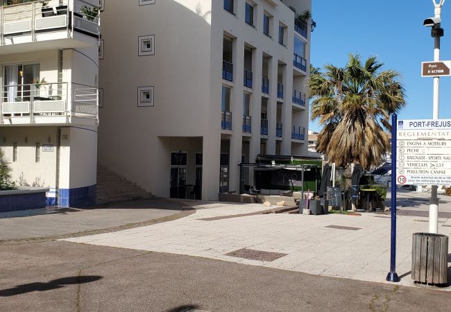 Apartamento en Fréjus - Port-Fréjus, LE NADIR, en los muelles, gran apartamento de 2 habitaciones, 51 m2, 4/5 plazas, aparcamiento, acceso cercano a las playas, balcón, para una estancia agradable al sol, relax y ocio. Apartamento en Fréjus - Port-Fréjus, LE NADIR, en los muelles, gran apartamento de 2 habitaciones, 51 m2, 4/5 plazas, aparcamiento, acceso cercano a las playas, balcón, para una estancia agradable al sol, relax y ocio.