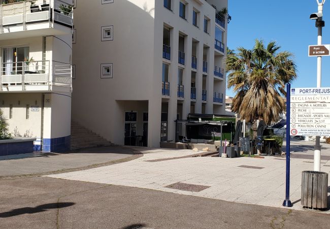 Apartamento en Fréjus - Port-Fréjus, LE NADIR, en los muelles, gran apartamento de 2 habitaciones, 51 m2, 4/5 plazas, aparcamiento, acceso cercano a las playas, balcón, para una estancia agradable al sol, relax y ocio.