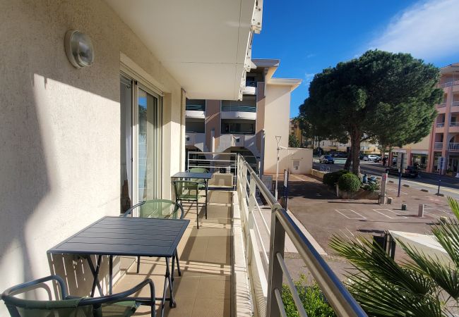 Apartamento en Fréjus - Port-Fréjus, LE NADIR, en los muelles, gran apartamento de 2 habitaciones, 51 m2, 4/5 plazas, aparcamiento, acceso cercano a las playas, balcón, para una estancia agradable al sol, relax y ocio.