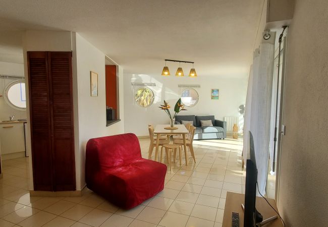 Apartamento en Fréjus - Port-Fréjus, LE NADIR, en los muelles, gran apartamento de 2 habitaciones, 51 m2, 4/5 plazas, aparcamiento, acceso cercano a las playas, balcón, para una estancia agradable al sol, relax y ocio. Apartamento en Fréjus - Port-Fréjus, LE NADIR, en los muelles, gran apartamento de 2 habitaciones, 51 m2, 4/5 plazas, aparcamiento, acceso cercano a las playas, balcón, para una estancia agradable al sol, relax y ocio.