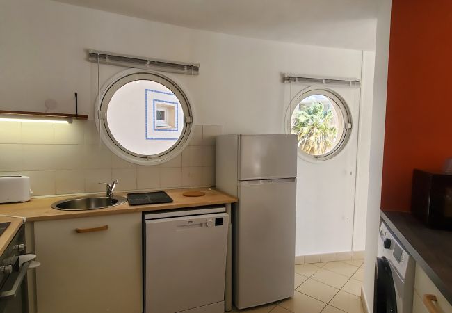 Apartamento en Fréjus - Port-Fréjus, LE NADIR, en los muelles, gran apartamento de 2 habitaciones, 51 m2, 4/5 plazas, aparcamiento, acceso cercano a las playas, balcón, para una estancia agradable al sol, relax y ocio. Apartamento en Fréjus - Port-Fréjus, LE NADIR, en los muelles, gran apartamento de 2 habitaciones, 51 m2, 4/5 plazas, aparcamiento, acceso cercano a las playas, balcón, para una estancia agradable al sol, relax y ocio.