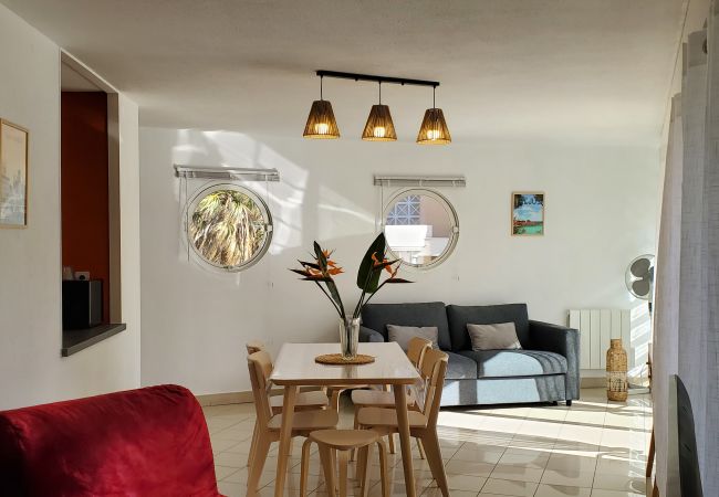 Apartamento en Fréjus - Port-Fréjus, LE NADIR, en los muelles, gran apartamento de 2 habitaciones, 51 m2, 4/5 plazas, aparcamiento, acceso cercano a las playas, balcón, para una estancia agradable al sol, relax y ocio.