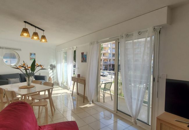 Apartamento en Fréjus - Port-Fréjus, LE NADIR, en los muelles, gran apartamento de 2 habitaciones, 51 m2, 4/5 plazas, aparcamiento, acceso cercano a las playas, balcón, para una estancia agradable al sol, relax y ocio. Apartamento en Fréjus - Port-Fréjus, LE NADIR, en los muelles, gran apartamento de 2 habitaciones, 51 m2, 4/5 plazas, aparcamiento, acceso cercano a las playas, balcón, para una estancia agradable al sol, relax y ocio.
