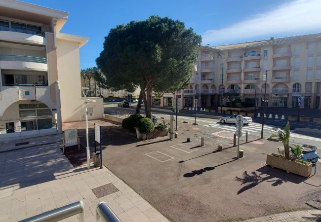 Apartamento en Fréjus - Port-Fréjus, LE NADIR, en los muelles, gran apartamento de 2 habitaciones, 51 m2, 4/5 plazas, aparcamiento, acceso cercano a las playas, balcón, para una estancia agradable al sol, relax y ocio. Apartamento en Fréjus - Port-Fréjus, LE NADIR, en los muelles, gran apartamento de 2 habitaciones, 51 m2, 4/5 plazas, aparcamiento, acceso cercano a las playas, balcón, para una estancia agradable al sol, relax y ocio.