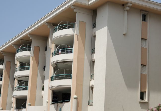 Apartamento en Fréjus - Port-Fréjus, Le Cesarée, a 100 m de las playas, T2, 30 m2, 4 personas, aire acondicionado, piscina, aparcamiento privado Apartamento en Fréjus - Port-Fréjus, Le Cesarée, a 100 m de las playas, T2, 30 m2, 4 personas, aire acondicionado, piscina, aparcamiento privado