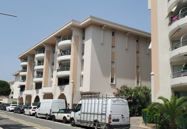 Apartamento en Fréjus - Port-Fréjus, Le Cesarée, a 100 m de las playas, T2, 30 m2, 4 personas, aire acondicionado, piscina, aparcamiento privado Apartamento en Fréjus - Port-Fréjus, Le Cesarée, a 100 m de las playas, T2, 30 m2, 4 personas, aire acondicionado, piscina, aparcamiento privado