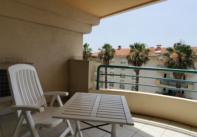 Apartamento en Fréjus - Port-Fréjus, Le Cesarée, a 100 m de las playas, T2, 30 m2, 4 personas, aire acondicionado, piscina, aparcamiento privado Apartamento en Fréjus - Port-Fréjus, Le Cesarée, a 100 m de las playas, T2, 30 m2, 4 personas, aire acondicionado, piscina, aparcamiento privado