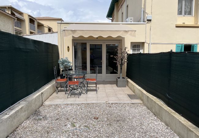 Estudio en Fréjus - Port-Fréjus, a 400 m de las playas, acogedor estudio de 28m2, aire acondicionado, terraza, aparcamiento privado, ideal para 2 personas. Estudio en Fréjus - Port-Fréjus, a 400 m de las playas, acogedor estudio de 28m2, aire acondicionado, terraza, aparcamiento privado, ideal para 2 personas.