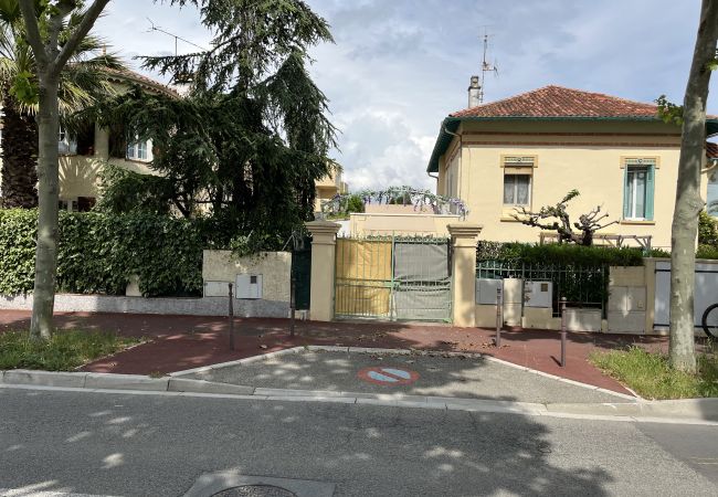 Estudio en Fréjus - Port-Fréjus, a 400 m de las playas, acogedor estudio de 28m2, aire acondicionado, terraza, aparcamiento privado, ideal para 2 personas. Estudio en Fréjus - Port-Fréjus, a 400 m de las playas, acogedor estudio de 28m2, aire acondicionado, terraza, aparcamiento privado, ideal para 2 personas.