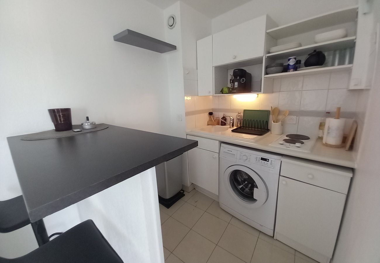 Estudio en Fréjus - Port Fréjus, bonito estudio de cabina bien equipada y reciente, 25 m², 4 camas, aire acondicionado, 400 metros de las playas de Fréjus, WiFi y netflix incluido