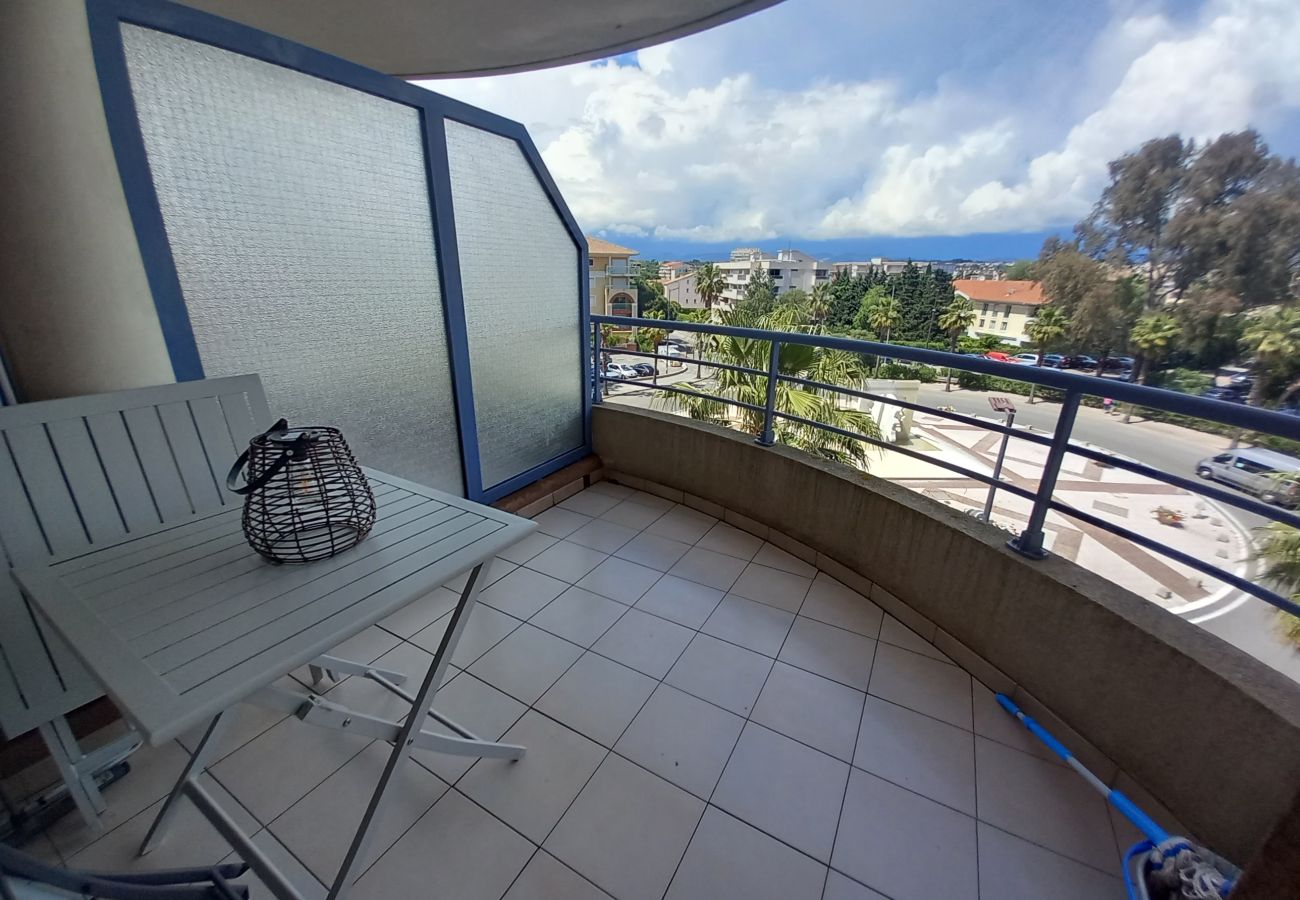 Estudio en Fréjus - Port Fréjus, bonito estudio de cabina bien equipada y reciente, 25 m², 4 camas, aire acondicionado, 400 metros de las playas de Fréjus, WiFi y netflix incluido