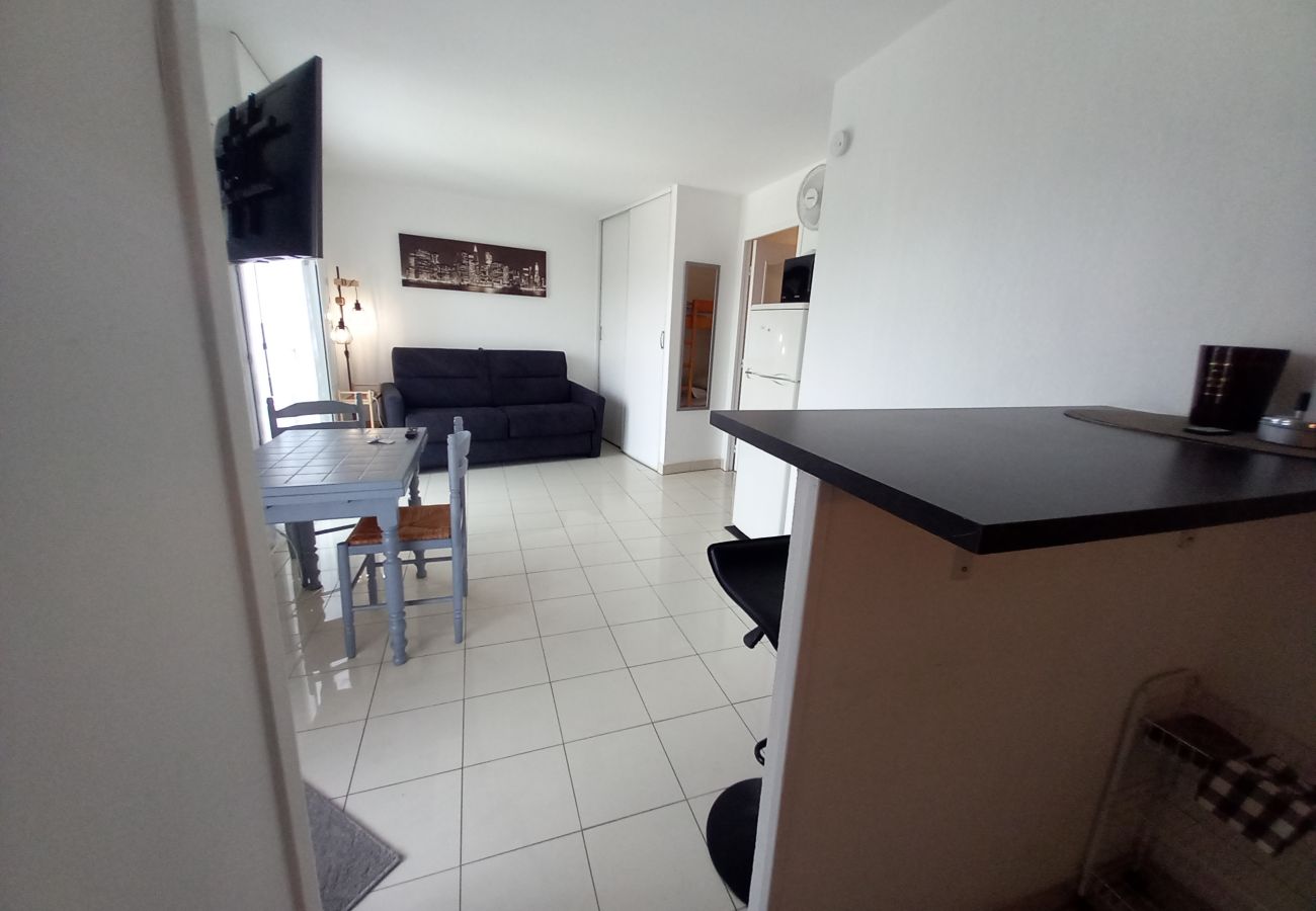 Estudio en Fréjus - Port Fréjus, bonito estudio de cabina bien equipada y reciente, 25 m², 4 camas, aire acondicionado, 400 metros de las playas de Fréjus, WiFi y netflix incluido
