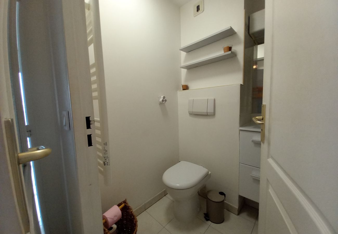 Estudio en Fréjus - Port Fréjus, bonito estudio de cabina bien equipada y reciente, 25 m², 4 camas, aire acondicionado, 400 metros de las playas de Fréjus, WiFi y netflix incluido
