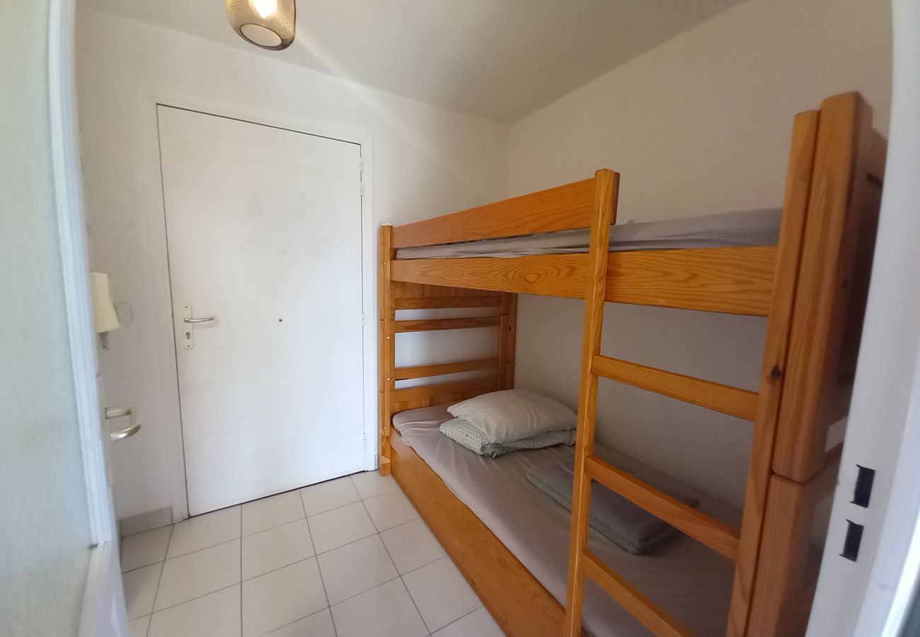 Estudio en Fréjus - Port Fréjus, bonito estudio de cabina bien equipada y reciente, 25 m², 4 camas, aire acondicionado, 400 metros de las playas de Fréjus, WiFi y netflix incluido