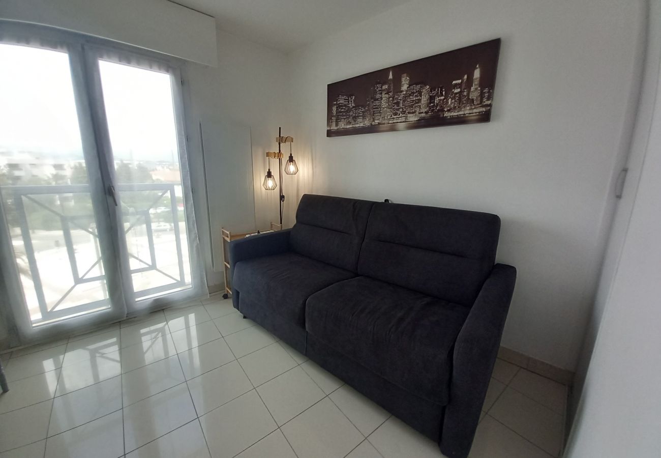 Estudio en Fréjus - Port Fréjus, bonito estudio de cabina bien equipada y reciente, 25 m², 4 camas, aire acondicionado, 400 metros de las playas de Fréjus, WiFi y netflix incluido