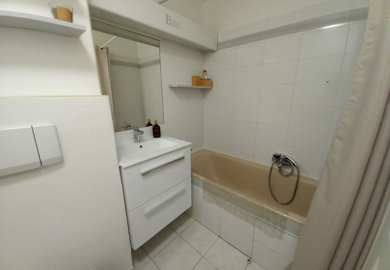 Estudio en Fréjus - Port Fréjus, bonito estudio de cabina bien equipada y reciente, 25 m², 4 camas, aire acondicionado, 400 metros de las playas de Fréjus, WiFi y netflix incluido