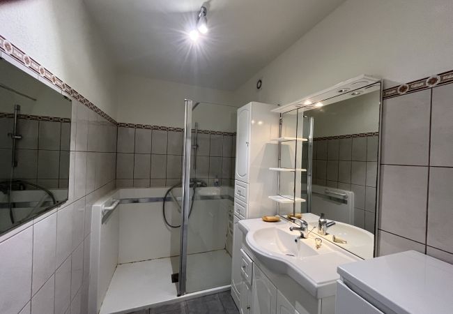 Apartamento en Fréjus - Fréjus-Plage, a 500 m de las playas, Gran apartamento de 70 m2 con 2 habitaciones, 5 personas, climatizado, WIFI y aparcamiento. Apartamento en Fréjus - Fréjus-Plage, a 500 m de las playas, Gran apartamento de 70 m2 con 2 habitaciones, 5 personas, climatizado, WIFI y aparcamiento.