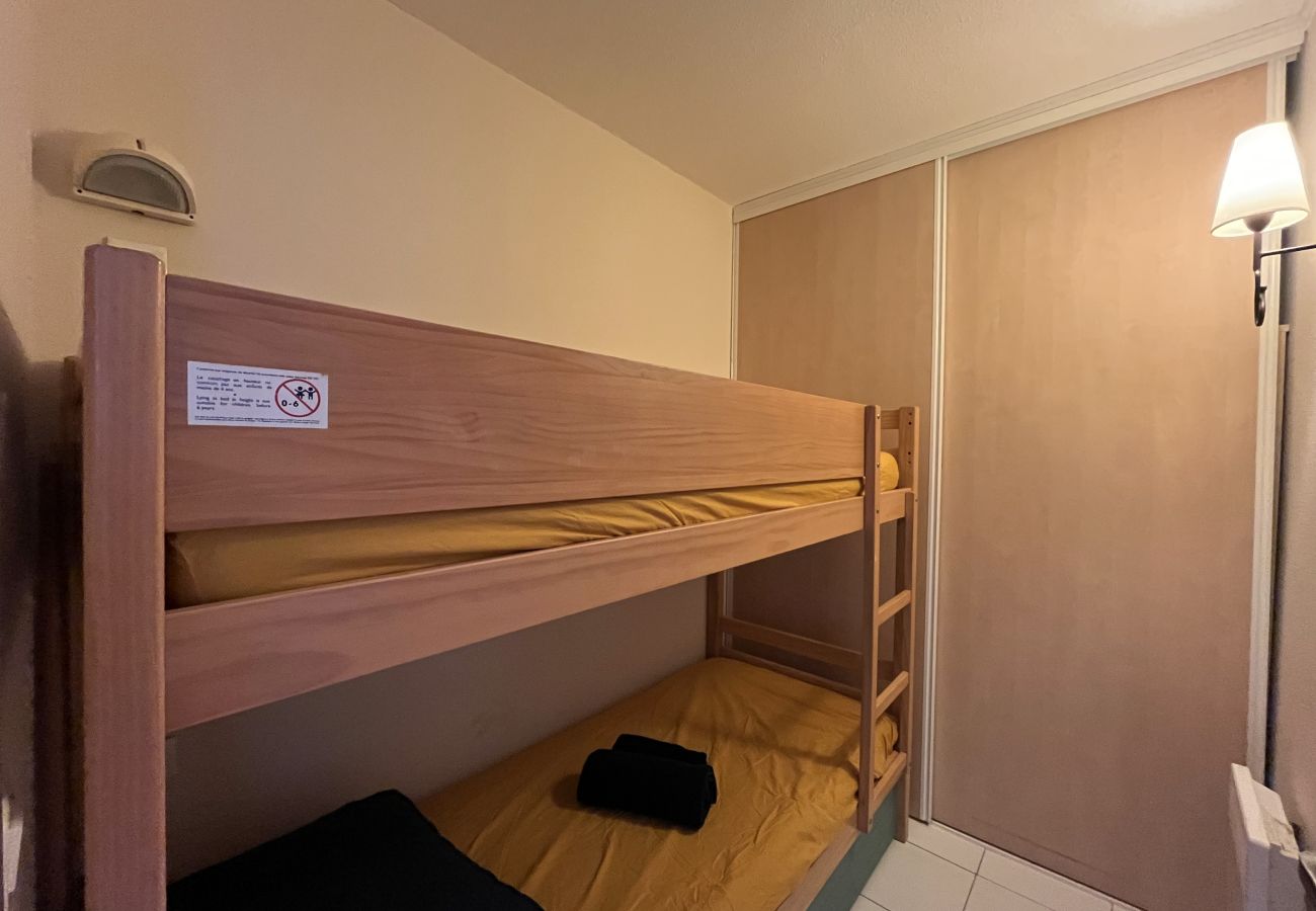 Apartamento en Fréjus - Cap Hermès, magníficas vistas al mar, acceso a la piscina para este alojamiento, 4 personas, aire acondicionado, aparcamiento privado, acceso directo a las playas.
