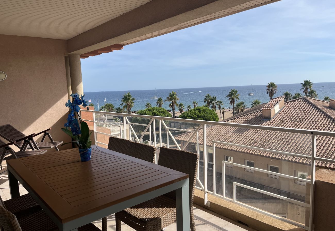 Apartamento en Fréjus - Cap Hermès, magníficas vistas al mar, acceso a la piscina para este alojamiento, 4 personas, aire acondicionado, aparcamiento privado, acceso directo a las playas.