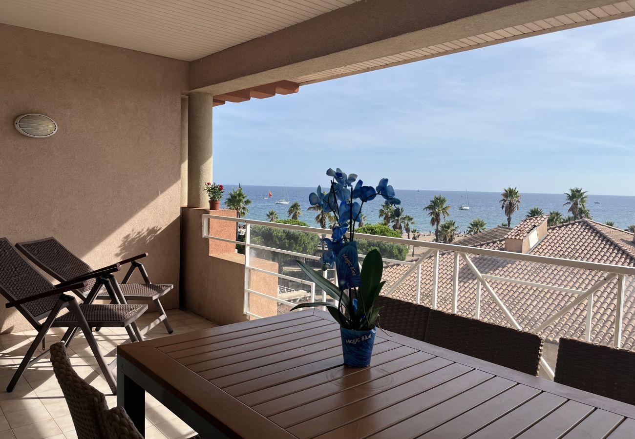Apartamento en Fréjus - Cap Hermès, magníficas vistas al mar, acceso a la piscina para este alojamiento, 4 personas, aire acondicionado, aparcamiento privado, acceso directo a las playas.
