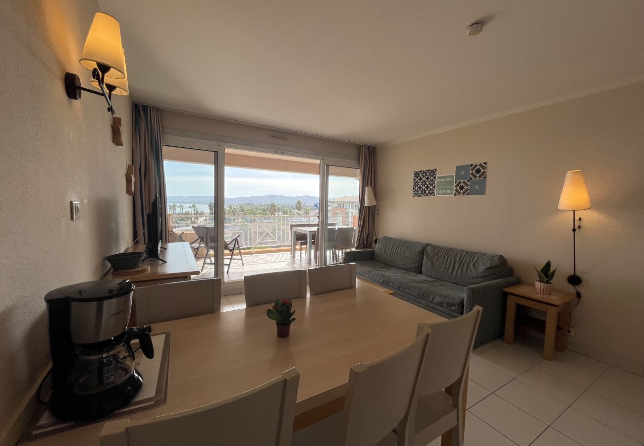 Apartamento en Fréjus - Cap Hermès, magníficas vistas al mar, acceso a la piscina para este alojamiento, 4 personas, aire acondicionado, aparcamiento privado, acceso directo a las playas.