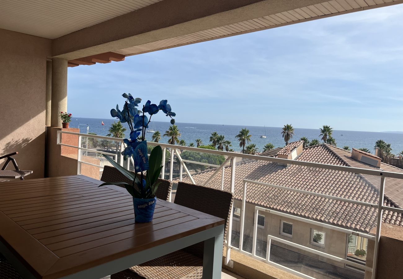Apartamento en Fréjus - Cap Hermès, magníficas vistas al mar, acceso a la piscina para este alojamiento, 4 personas, aire acondicionado, aparcamiento privado, acceso directo a las playas.