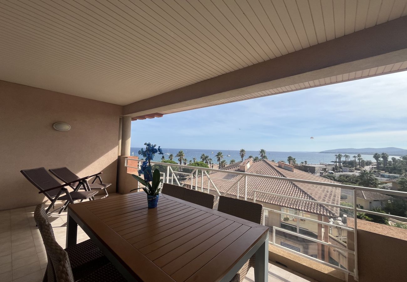 Apartamento en Fréjus - Cap Hermès, magníficas vistas al mar, acceso a la piscina para este alojamiento, 4 personas, aire acondicionado, aparcamiento privado, acceso directo a las playas.