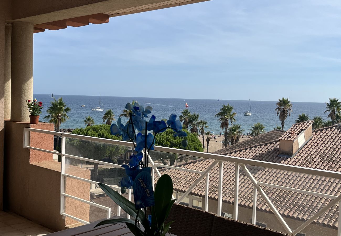 Apartamento en Fréjus - Cap Hermès, magníficas vistas al mar, acceso a la piscina para este alojamiento, 4 personas, aire acondicionado, aparcamiento privado, acceso directo a las playas.