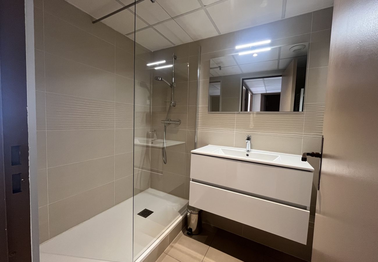 Apartamento en Fréjus - Cap Hermès, magníficas vistas al mar, acceso a la piscina para este alojamiento, 4 personas, aire acondicionado, aparcamiento privado, acceso directo a las playas.
